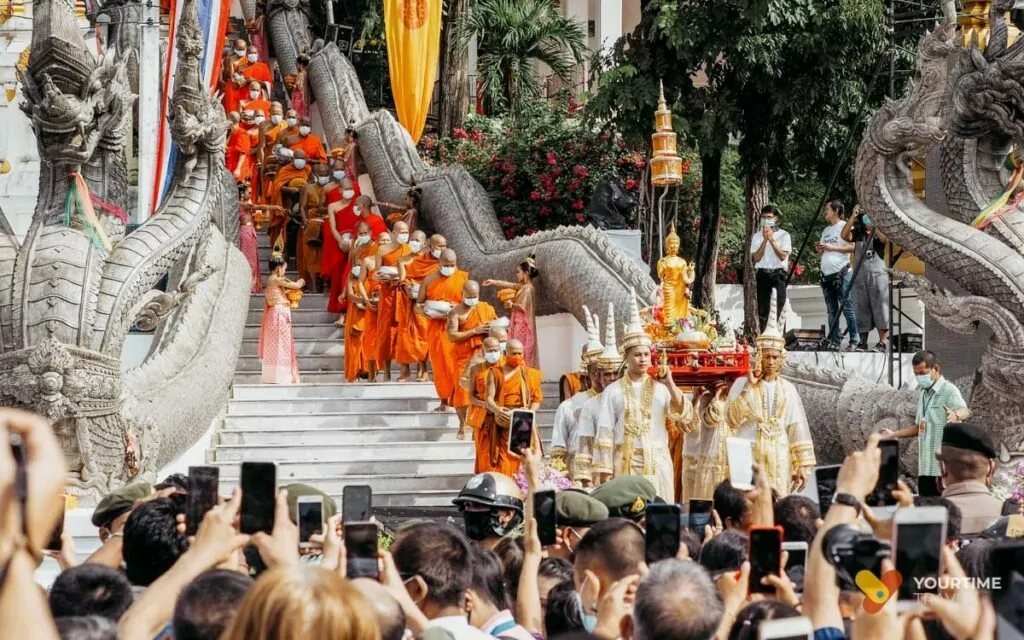 ตักบาตรเทโว ที่วัดสังกัสรัตนคีรี อุทัยธานี
